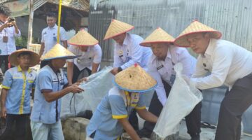 Wujudkan Kemandirian Warga Binaan, Lapas Labuhan Ruku Tebar 10.000 Benih Ikan Lele