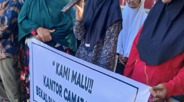 CAMAT DATUK TANAH DATAR DIGERUDUK WARGA: “KAMI MALU”